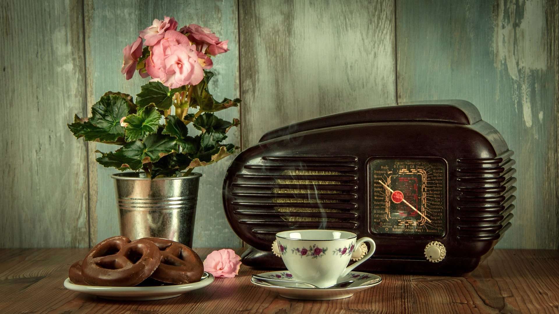 Ilustração que mostra um radio antigo entre outros elementos que fazem alusão à memória.